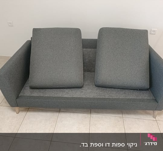 ספה אפורה עם כריות על רצפת אריחים